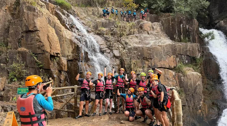 Du khách quốc tế ưa thích trải nghiệm tour du lịch vượt thác tại Đà Lạt (tỉnh Lâm Đồng). Ảnh: ĐOÀN KIÊN