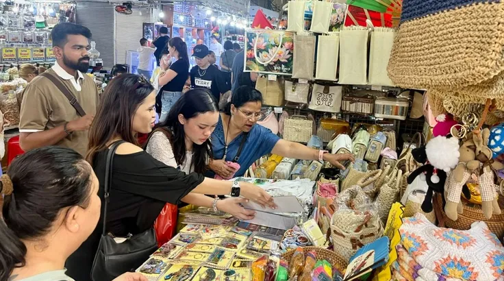 Du khách quốc tế chọn mua đồ lưu niệm tại chợ Bến Thành, TPHCM