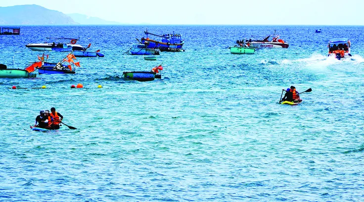 Dù biển báo động, song hoạt động vận tải đưa đón khách du lịch vẫn diễn ra rầm rộ ở bán đảo Nhơn Lý, phường Quy Nhơn Đông, tỉnh Gia Lai. Ảnh: NGỌC OAI