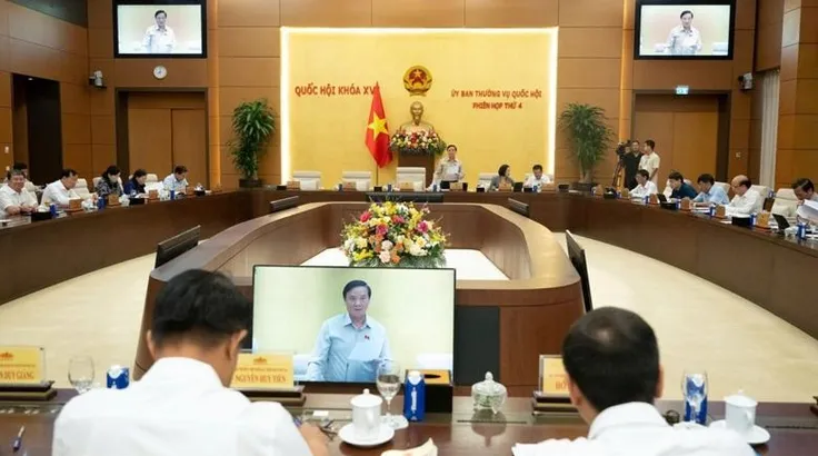 Phó Chủ tịch Quốc hội Nguyễn Khắc Định điều hành một phiên thảo luận trong khuôn khổ phiên họp thứ 4 của UBTVQH. Ảnh: CẨM HÀ
