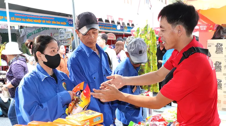 Công nhân mua hàng hóa tại phiên chợ do Liên đoàn Lao động TPHCM tổ chức. Ảnh: THÁI PHƯƠNG