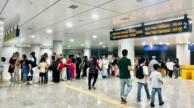 Hành khách xếp hàng mua vé metro. Ảnh: QUỐC HÙNG