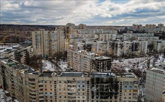 Một toà chung cư bị phá huỷ trong xung đột tại Saltivka thuộc vùng Kharkiv, Ukraine. Ảnh tư liệu: TTXVN