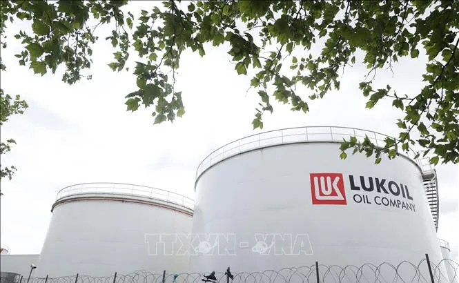 Các bể chứa dầu của công ty Lukoil tại Brussels, Bỉ. Ảnh: TTXVN