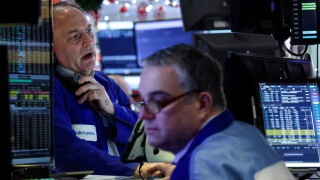 Phố Wall tiếp tục mất điểm khi giá dầu vượt 100 USD/thùng