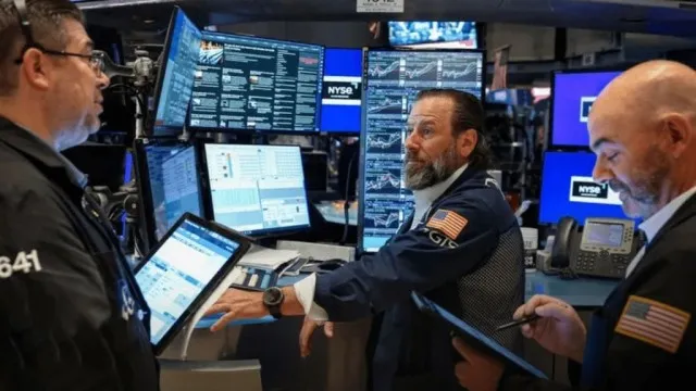 Phố Wall suy yếu sau tín hiệu cứng rắn của Fed