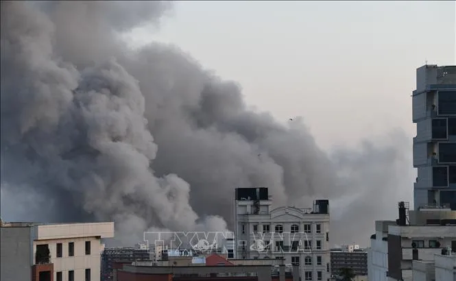 Khói lửa bốc lên trong một vụ nổ sau đợt không kích nhằm vào Tehran, Iran ngày 6/3/2026. Ảnh: THX/TTXVN