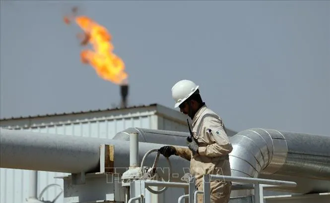 Công nhân làm việc tại nhà máy lọc dầu ở tỉnh Wasit, Iraq. Ảnh: THX/TTXVN