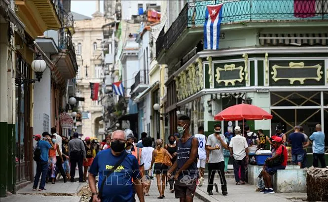 Người dân trên phố ở La Habana, Cuba. Ảnh: TTXVN