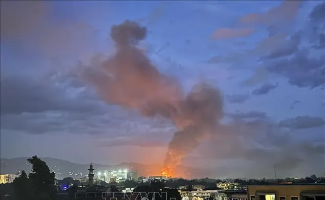 Khói bốc lên sau vụ nổ kho vũ khí tại Bujumbura, Burundi, ngày 31/3/2026. Ảnh: THX/TTXVN