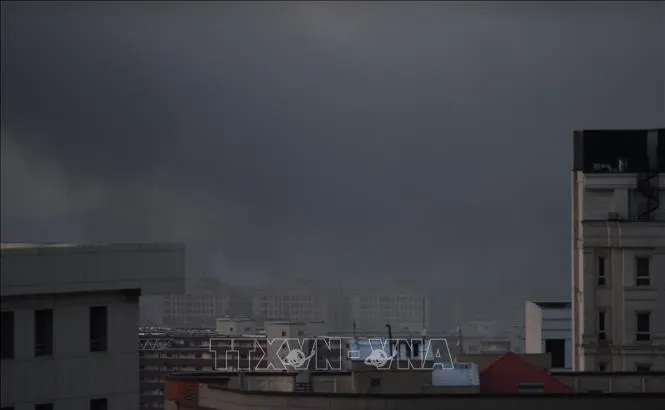 Khói bốc lên sau vụ tấn công tại Tehran, Iran. Ảnh: THX/TTXVN