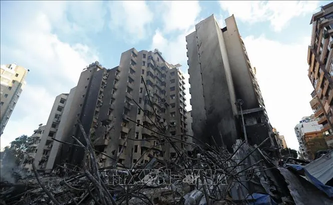 Những toà nhà bị phá huỷ sau các vụ oanh kích của Israel xuống thủ đô Beirut, ngày 9-4. Ảnh: THX/TTXVN