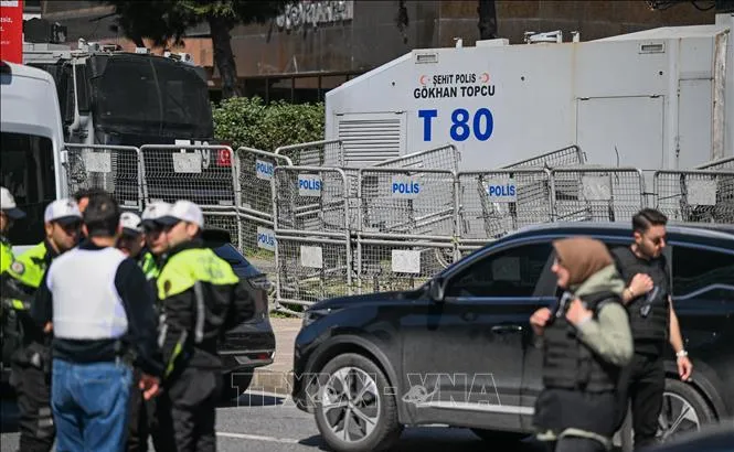 Hiện trường sau vụ nổ súng bên ngoài Lãnh sự quán Israel ở thành phố Istanbul, Thổ Nhĩ Kỳ ngày 7-4. Ảnh: THX/TTXVN