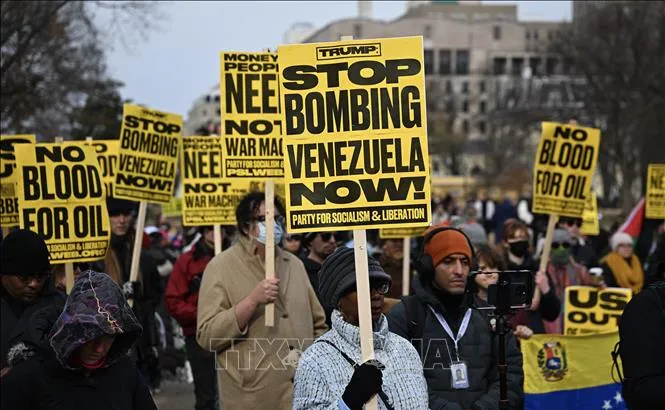 Tuần hành phản đối Mỹ tấn công quân sự Venezuela tại Washington DC., Mỹ ngày 3/1/2026. Ảnh: Anadolu Agency/TTXVN