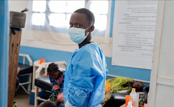 Nhân viên y tế điều trị cho bệnh nhân mắc Ebola tại bệnh viện ở Rwampara, Congo ngày 16-5. Ảnh: THX/TTXVN.