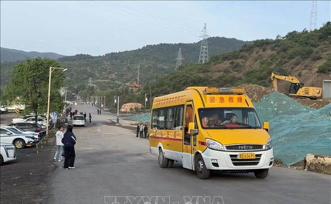 Lực lượng cứu hộ được triển khai tới hiện trường vụ nổ mỏ than ở huyện Tẩm Nguyên, tỉnh Sơn Tây, miền Bắc Trung Quốc. Ảnh: THX/TTXVN