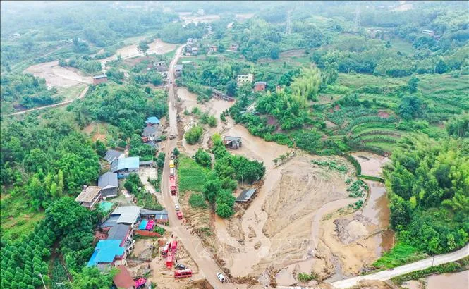 Hiện trường sạt lở đất do lũ quét tại quận Vĩnh Xuyên, Trùng Khánh, Trung Quốc, ngày 25-5. Ảnh: THX/TTXVN.