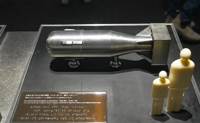 Mô hình thu nhỏ quả bom nguyên tử Little Boy từng được thả xuống thành phố Hiroshima ngày 6/8/1945. Ảnh: TTXVN