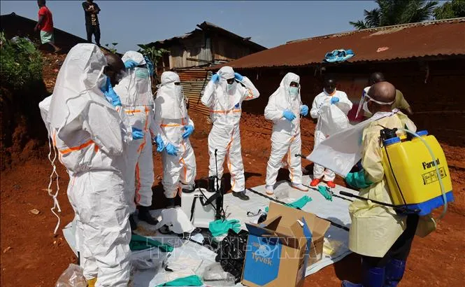 Nhân viên y tế mặc trang phục bảo hộ trước khi điều trị cho bệnh nhân mắc Ebola tại tỉnh Ituri, CHDC Congo ngày 24/5/2026. Ảnh: THX/TTXVN