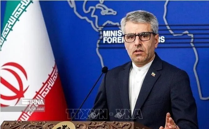 Người phát ngôn Bộ Ngoại giao Iran Esmail Baghaei phát biểu trong cuộc họp báo tại Tehran. Ảnh: IRNA/TTXVN.