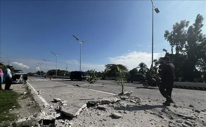Một đoạn đường bị nứt sau động đất tại tỉnh Nam Cotabato, Philippines ngày 8/6/2026. Ảnh: THX/TTXVN