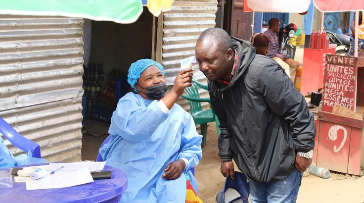 Nhân viên y tế kiểm tra thân nhiệt cho người dân tại Bunia, tỉnh Ituri, CHDC Congo. Ảnh: THX/TTXVN