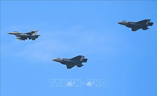 Máy bay chiến đấu F-35 và F-16 của Không lực Ba Lan bay trên bầu trời Vacsava ngày 12-6. Ảnh: PAP/TTXVN