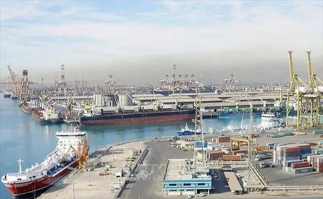 Cảng hàng hóa ở Iran. Ảnh: IRNA/TTXVN
