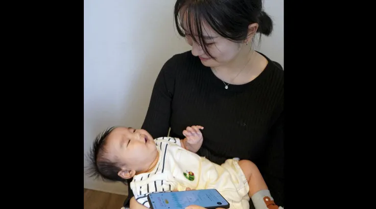 Ứng dụng Babylingual có thể 'phiên dịch' tiếng trẻ khóc giúp cha mẹ biết được lý do con khóc. Ảnh: Kyodo News