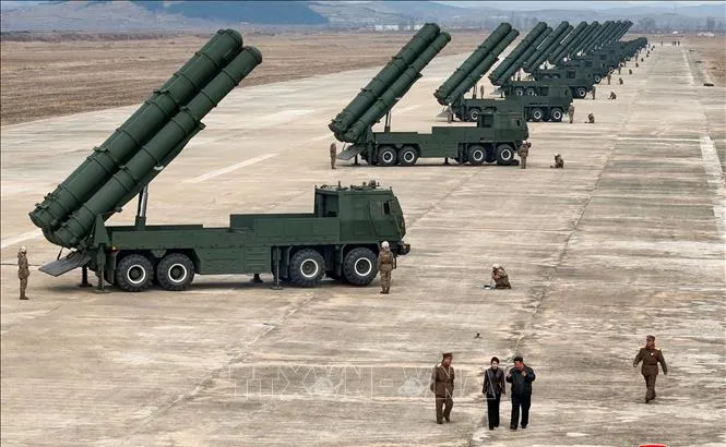 Nhà lãnh đạo Triều Tiên Kim Jong Un đã trực tiếp thị sát một cuộc diễn tập. Ảnh tư liệu: KCNA/TTXVN