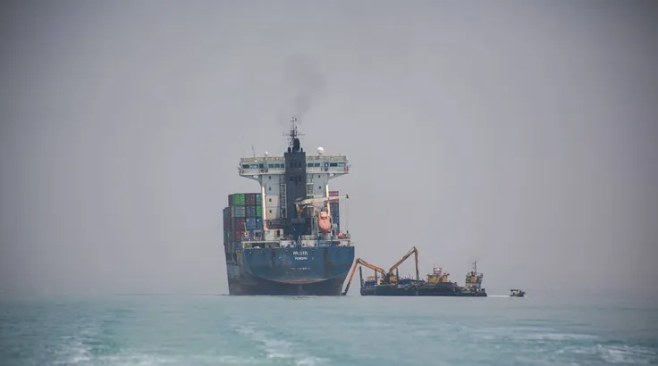Một tàu container bị mắc cạn được giải cứu khi đang trong hành trình di chuyển qua eo biển Hormuz, ngày 18-6. Ảnh: Anadolu Agency/TTXVN