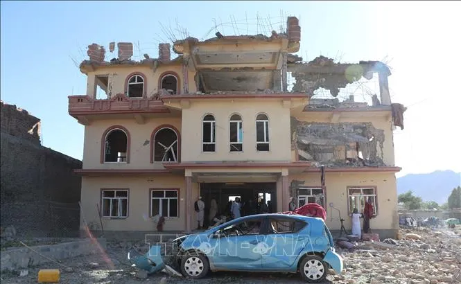 Tòa nhà bị phá hủy sau các cuộc không kích của Pakistan nhằm vào tỉnh Paktia, Afghanistan ngày 29-6. Ảnh: THX/TTXVN