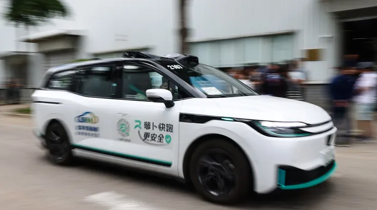 Một chiếc xe tự lái đang di chuyển tại Công viên Baidu Apollo ở Bắc Kinh năm 2026. Ảnh: VCG