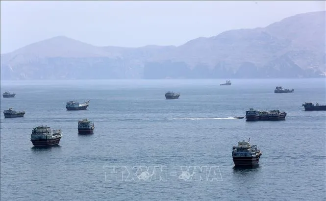 Tàu thuyền tại eo biển Hormuz gần thị trấn Khasab, phía Bắc Oman ngày 20-6. Ảnh: IRNA/TXVN