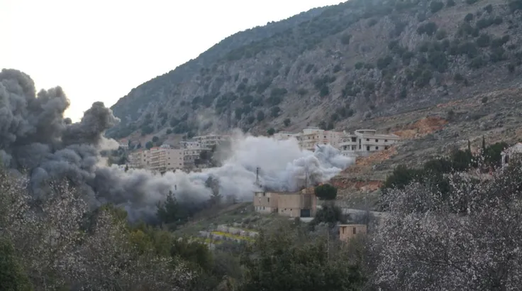 Khói bốc lên sau cuộc không kích nhằm vào tổ chức tài chính của Hezbollah tại Mashgharah, miền Đông Liban, ngày 2-3. Ảnh: Tân Hoa xã
