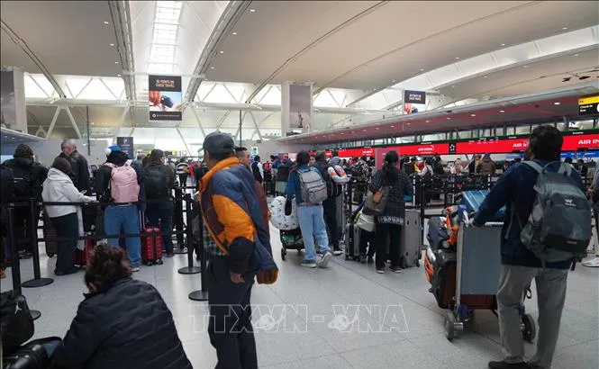Hành khách làm thủ tục tại khu vực quầy check-in của Sân bay quốc tế John F. Kennedy (JFK) ở thành phố New York, Mỹ. Ảnh: THX/TTXVN