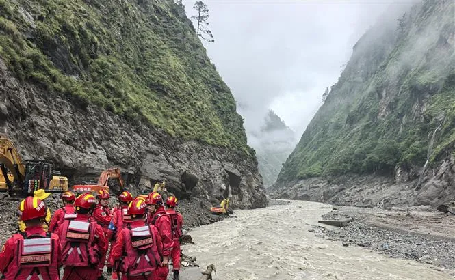 Lực lượng cứu nạn cứu hộ được triển khai tại hiện trường bị tàn phá bởi lũ quét và sạt lở đất ở huyện Cát Long, Khu tự trị Tây Tạng, Trung Quốc ngày 29-8-2026. Ảnh: THX/TTXVN phát