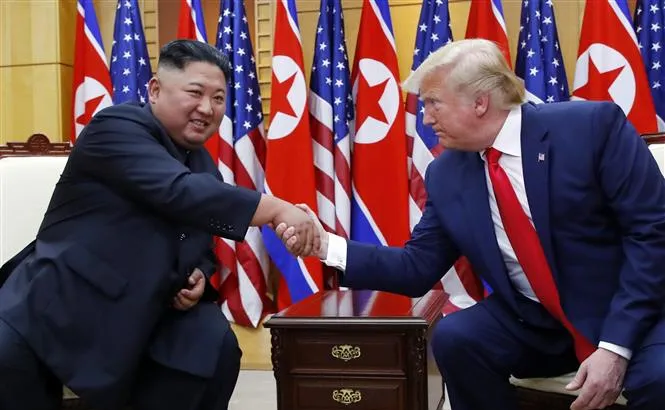 Tổng thống Mỹ Donald Trump (phải) và nhà lãnh đạo Triều Tiên Kim Jong-un trong cuộc gặp tại làng Panmunjom ở biên giới liên Triều, ngày 30-6-Ông Trump có thể “thực tế hóa” hồ sơ hạt nhân Triều Tiên2019. Ảnh tư liệu: THX/TTXVN
