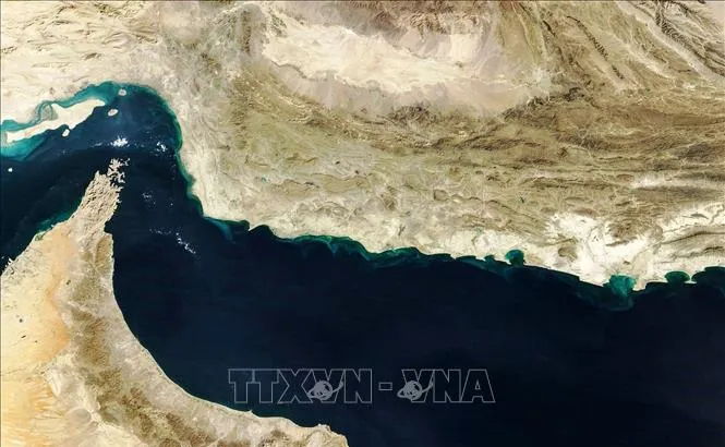 Hình ảnh từ vệ tinh Terra của NASA về eo biển Hormuz (trái). Ảnh: The Gulf News/TTXVN