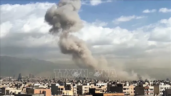 Khói bốc lên sau các vụ oanh kích của lực lượng Mỹ nhằm vào thủ đô Tehran, Iran ngày 28-2-2026. Ảnh tư liệu: ANI/TTXVN