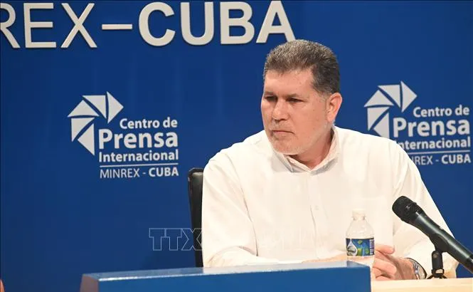 Phó Thủ tướng kiêm Bộ trưởng Bộ Ngoại thương và Đầu tư nước ngoài Cuba Oscar Pérez-Oliva Fraga thông báo các Nghị định về đầu tư nước ngoài mới. Ảnh: TTXVN