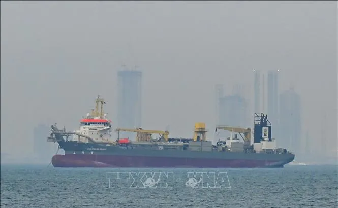 Tàu thương mại neo ngoài khơi Dubai, Các tiểu vương quốc Arab thống nhất, khi hoạt động hàng hải bị gián đoạn tại eo biển Hormuz, ngày 2-3-2026. Ảnh: AA/TTXVN