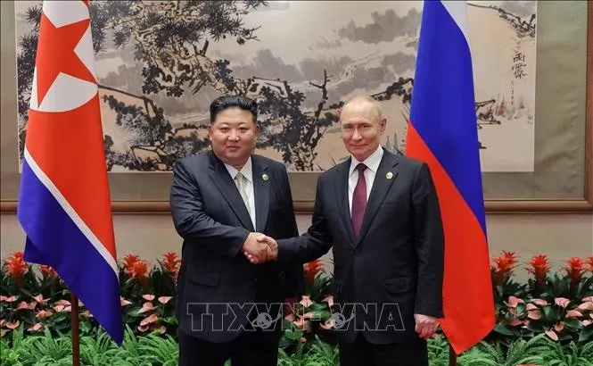 Tổng thống Nga Vladimir Putin (phải) và nhà lãnh đạo Triều Tiên Kim Jong Un tại cuộc gặp ở Bắc Kinh ngày 3-9-2025. Ảnh: Yonhap/TTXVN phát