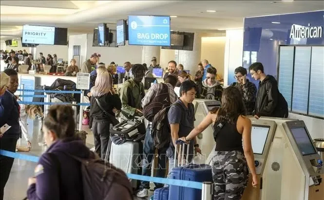 Hành khách tại sân bay quốc tế Los Angeles, Mỹ. Ảnh: THX/TTXVN phát