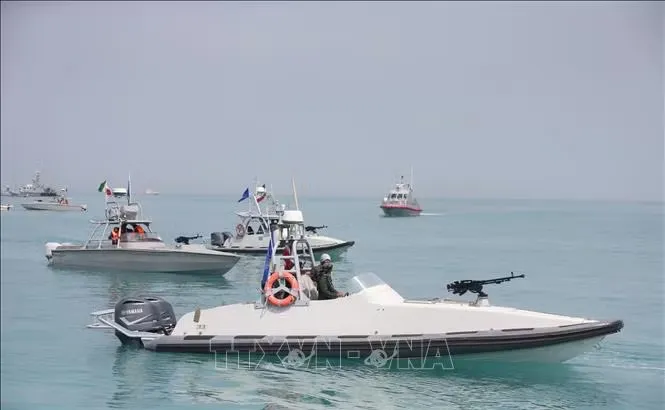 Tàu của Lực lượng Vệ binh Cách mạng Hồi giáo Iran (IRGC) tại lễ kỷ niệm Ngày vịnh Persia quốc gia. Ảnh: THX/TTXVN