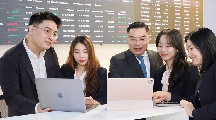 Nhà đầu tư theo dõi biến động các chỉ số và cổ phiếu trên thị trường chứng khoán. Ảnh: HOÀNG HÙNG