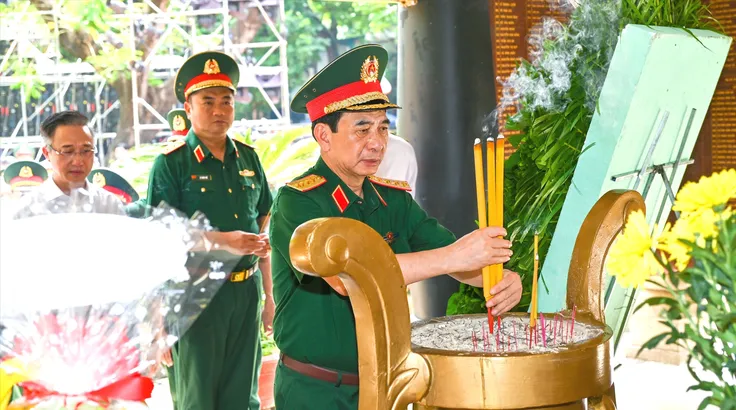 Đại tướng Phan Văn Giang dâng hương tưởng niệm Anh hùng liệt sĩ tại Công viên Lê Thị Riêng