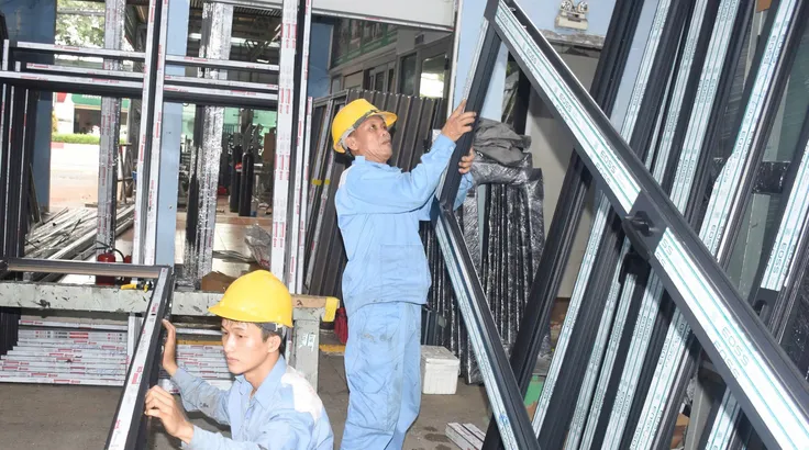 Sản xuất cửa tại Công ty CP kỹ thuật cửa Huynh Đệ (phường Tam Thắng, TPHCM). Ảnh: QUANG VŨ