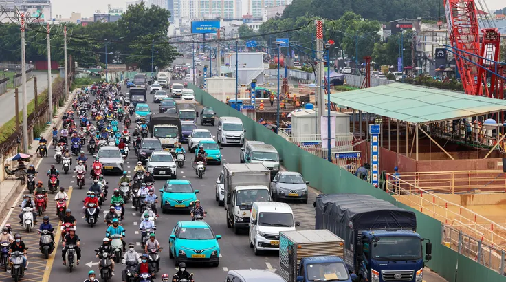 Một đoạn đường Trường Chinh (phường Tân Bình, TPHCM) được rào chắn phục vụ thi công tuyến metro số 2. Ảnh: HOÀNG TRIỀU