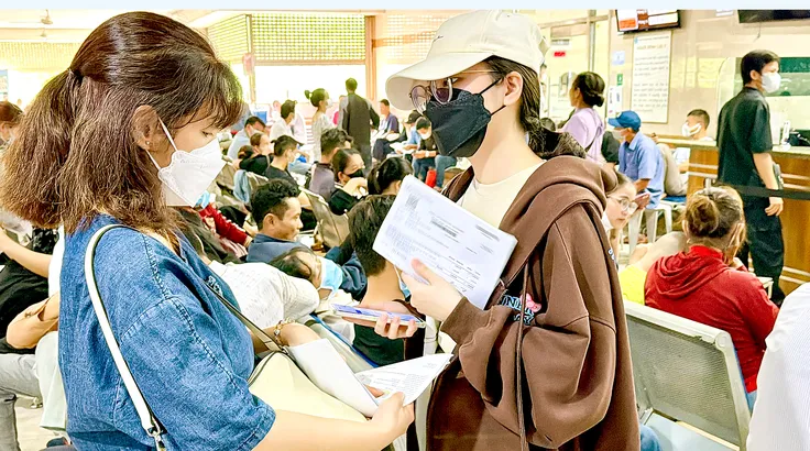 Nhiều người dân chờ đăng ký khám bệnh tại Bệnh viện Đại học Y Dược TPHCM - Cơ sở 1, phường Chợ Lớn, TPHCM. Ảnh: HOÀNG HÙNG